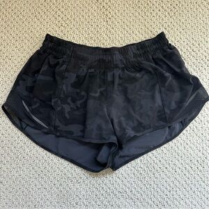 NWOT Lululemon Hotty Hot Low-Rise Lined Short 2.5”, Camo, 6